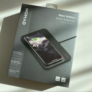 NOMAD BASE STATION WIRELESS CHARGING HUB